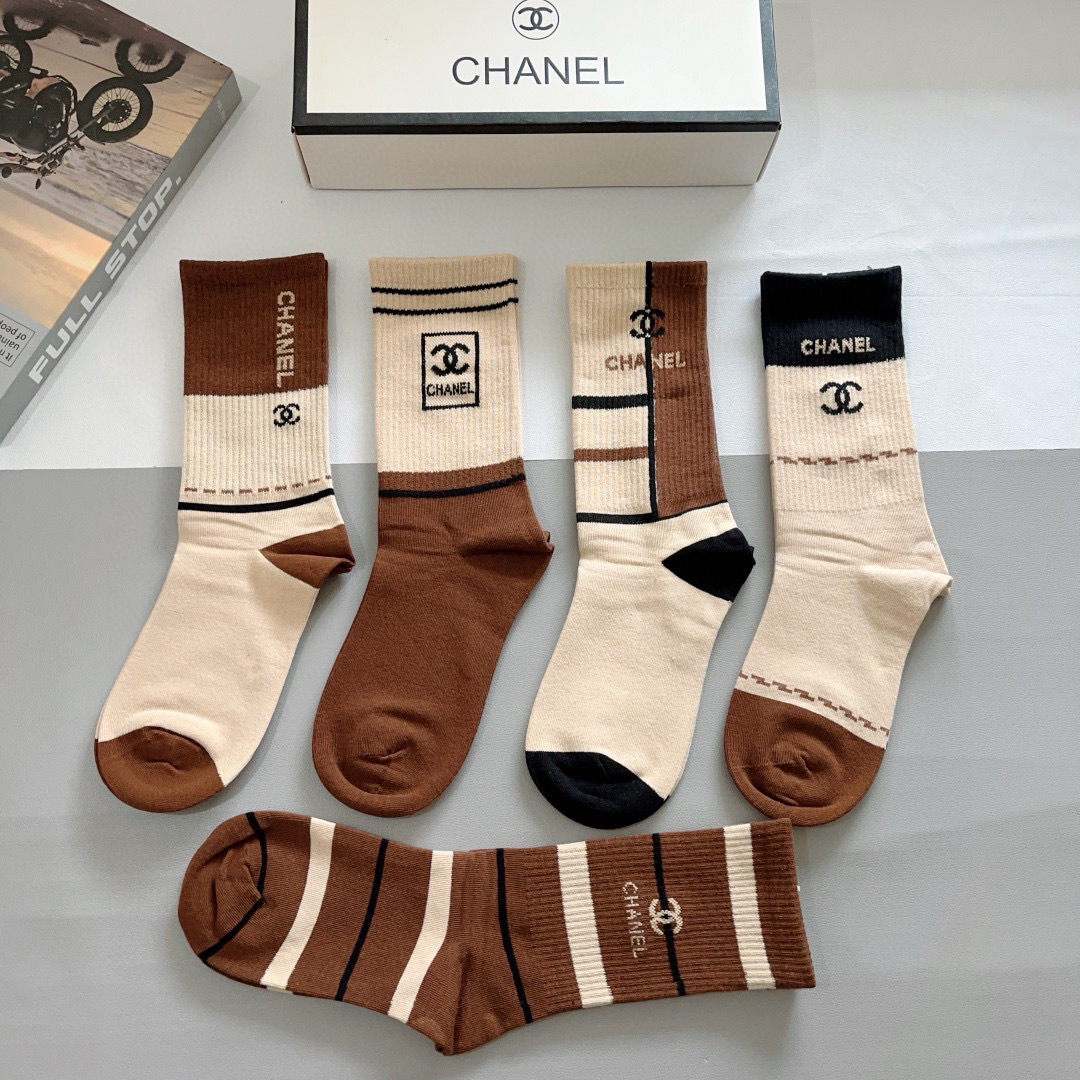 配包装（一盒5双）
CHANEL 香奈儿经典袜子❗️高版本纯棉材质柔软长筒袜 秒杀市场普通货，经典的双C