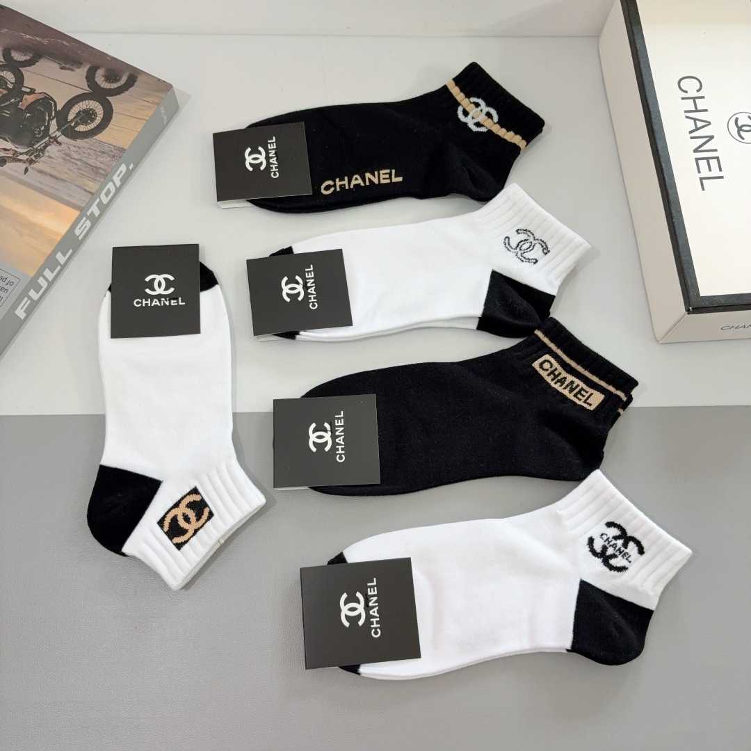 配包装（一盒5双）
CHANEL（香奈儿） 新款高端袜子！爆款字母专柜同步船袜 袜子 💛大牌出街，潮人必