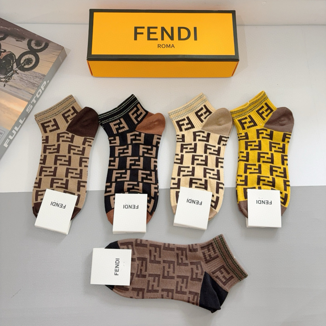 配包装（一盒5双）
FENDI  芬迪 双Ｆ字母经典短筒袜子，💓实用好穿 柔软透气，时尚百搭款，大牌出街