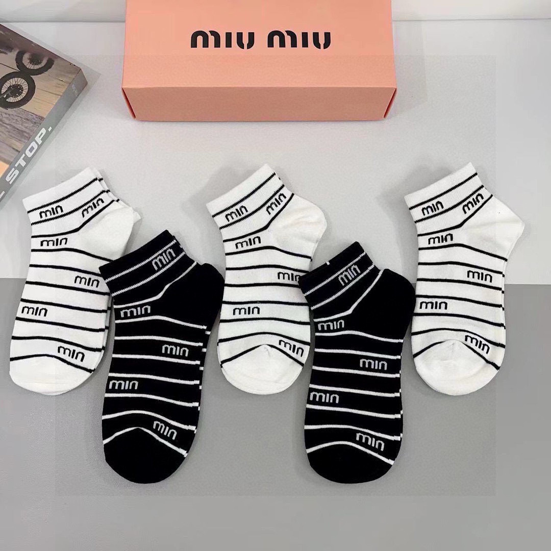 配包装【一盒5双】miumiu · 缪缪 高品质。超级爆款网红袜子❗️中筒袜子，ins明星网红推荐❗️火