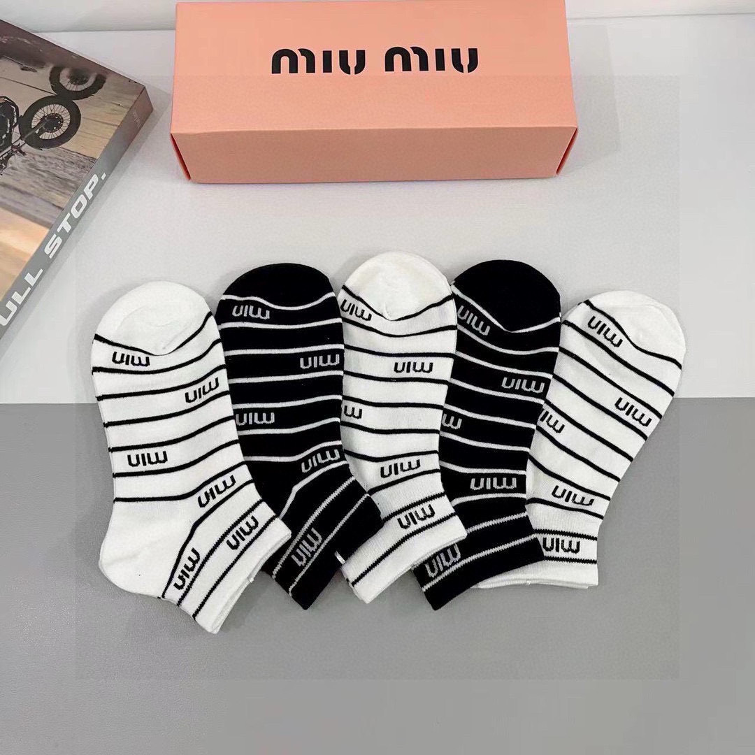配包装【一盒5双】miumiu · 缪缪 高品质。超级爆款网红袜子❗️中筒袜子，ins明星网红推荐❗️火