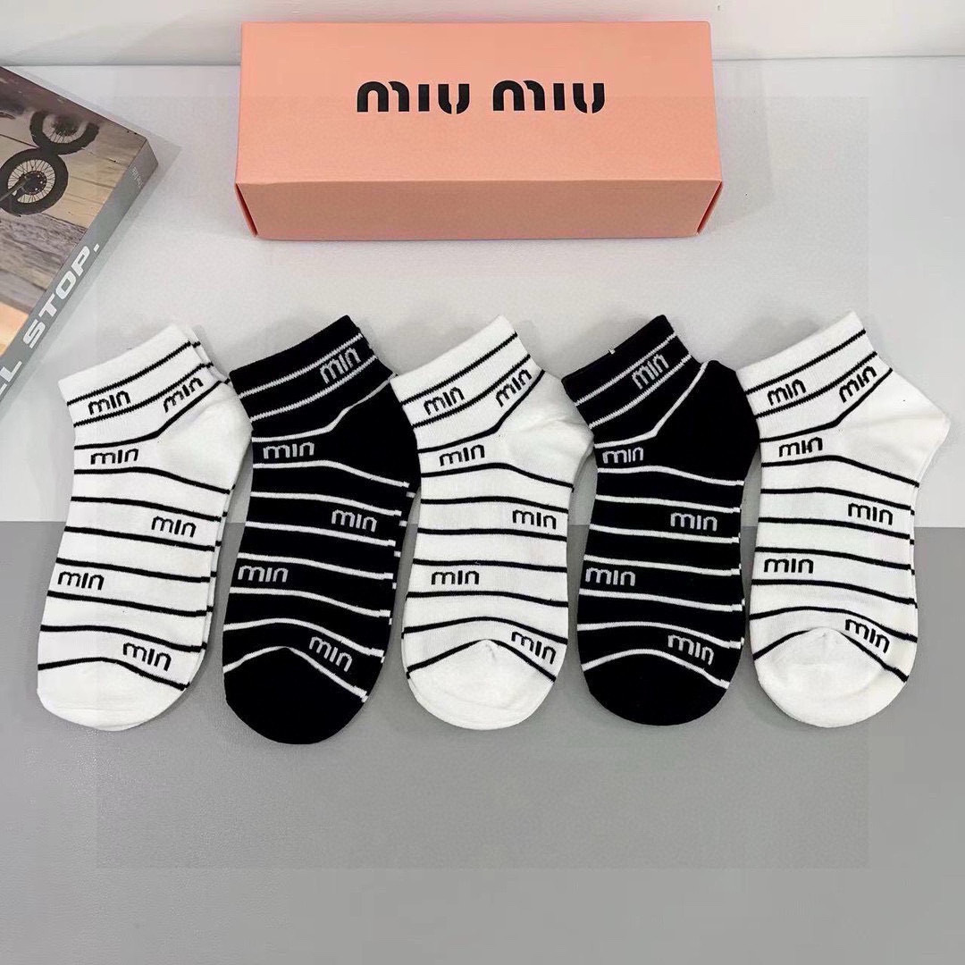 配包装【一盒5双】miumiu · 缪缪 高品质。超级爆款网红袜子❗️中筒袜子，ins明星网红推荐❗️火