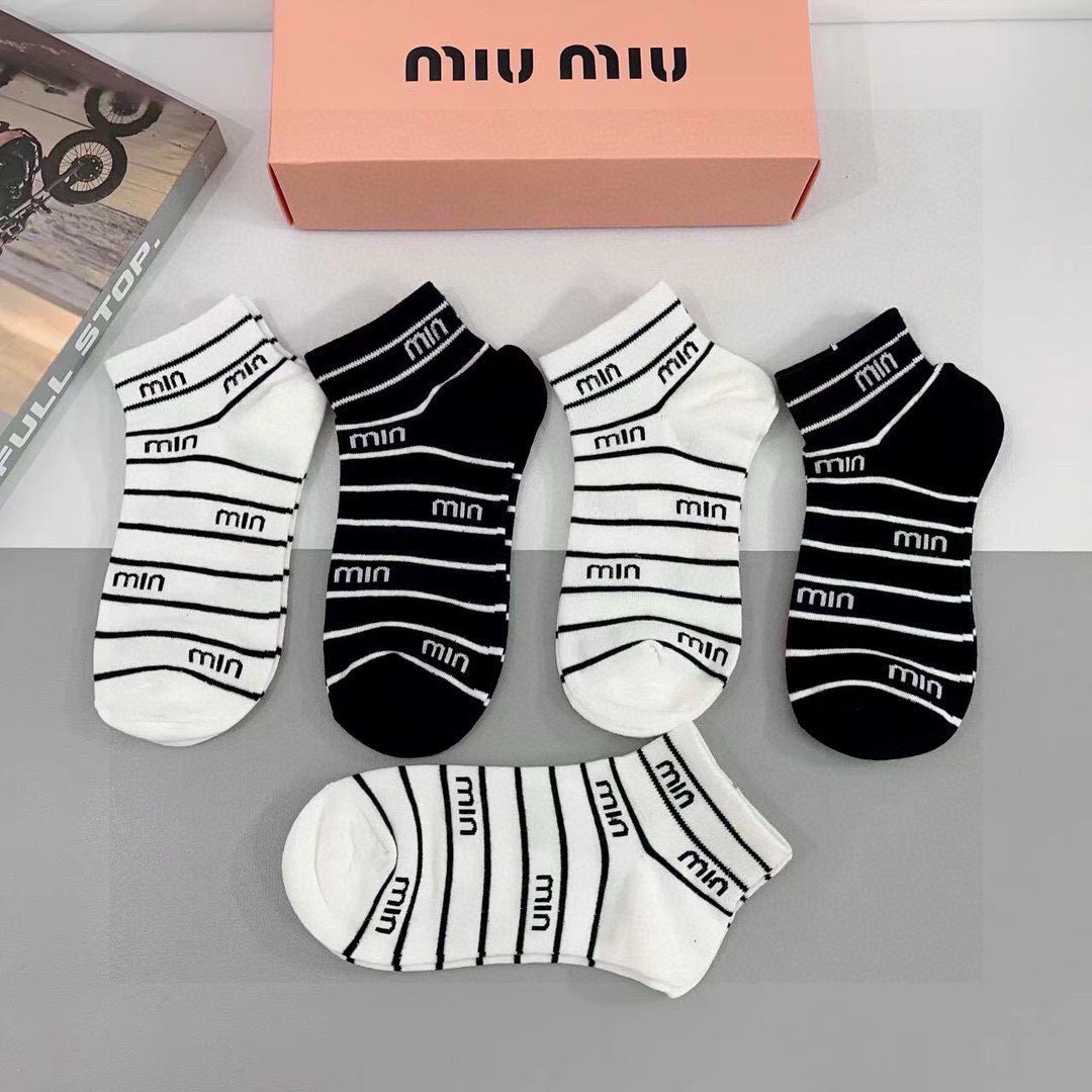 配包装【一盒5双】miumiu · 缪缪 高品质。超级爆款网红袜子❗️中筒袜子，ins明星网红推荐❗️火