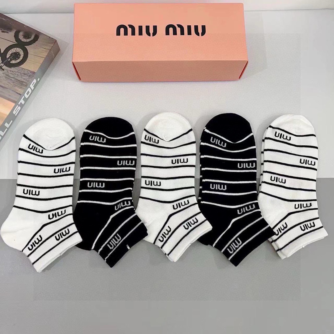配包装【一盒5双】miumiu · 缪缪 高品质。超级爆款网红袜子❗️中筒袜子，ins明星网红推荐❗️火