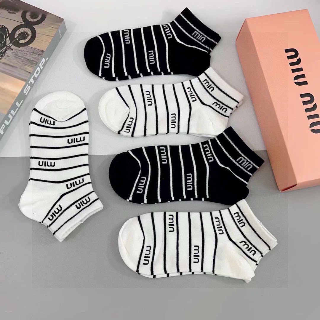 配包装【一盒5双】miumiu · 缪缪 高品质。超级爆款网红袜子❗️中筒袜子，ins明星网红推荐❗️火