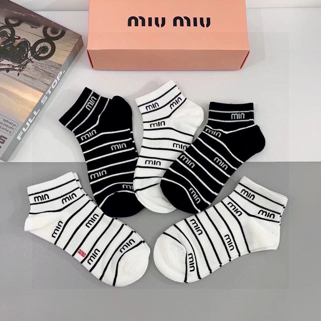 配包装【一盒5双】miumiu · 缪缪 高品质。超级爆款网红袜子❗️中筒袜子，ins明星网红推荐❗️火
