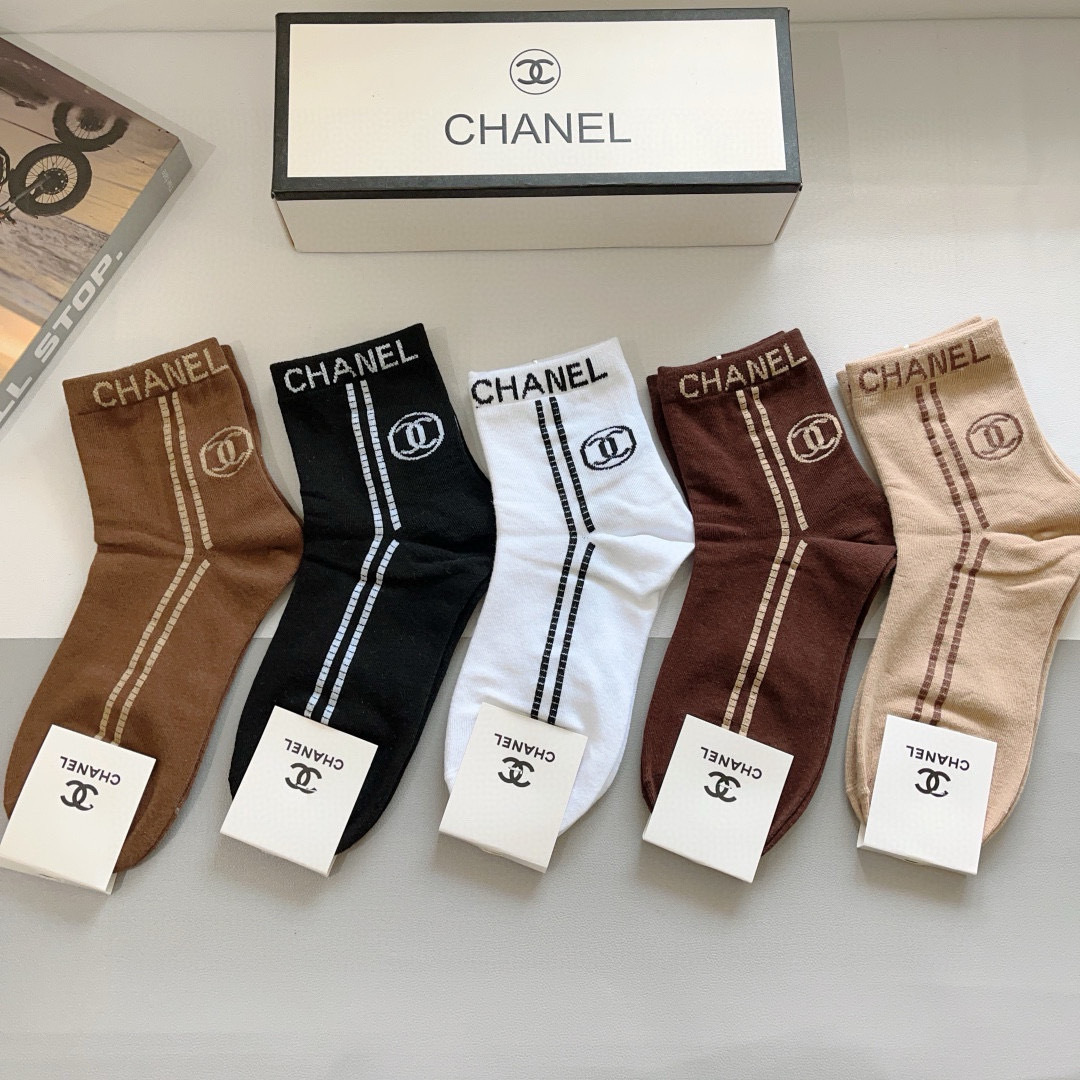配包装（一盒5双）
CHANEL（香奈儿） 新款高端袜子！爆款字母专柜同步中筒袜，💛大牌出街，潮人必备。