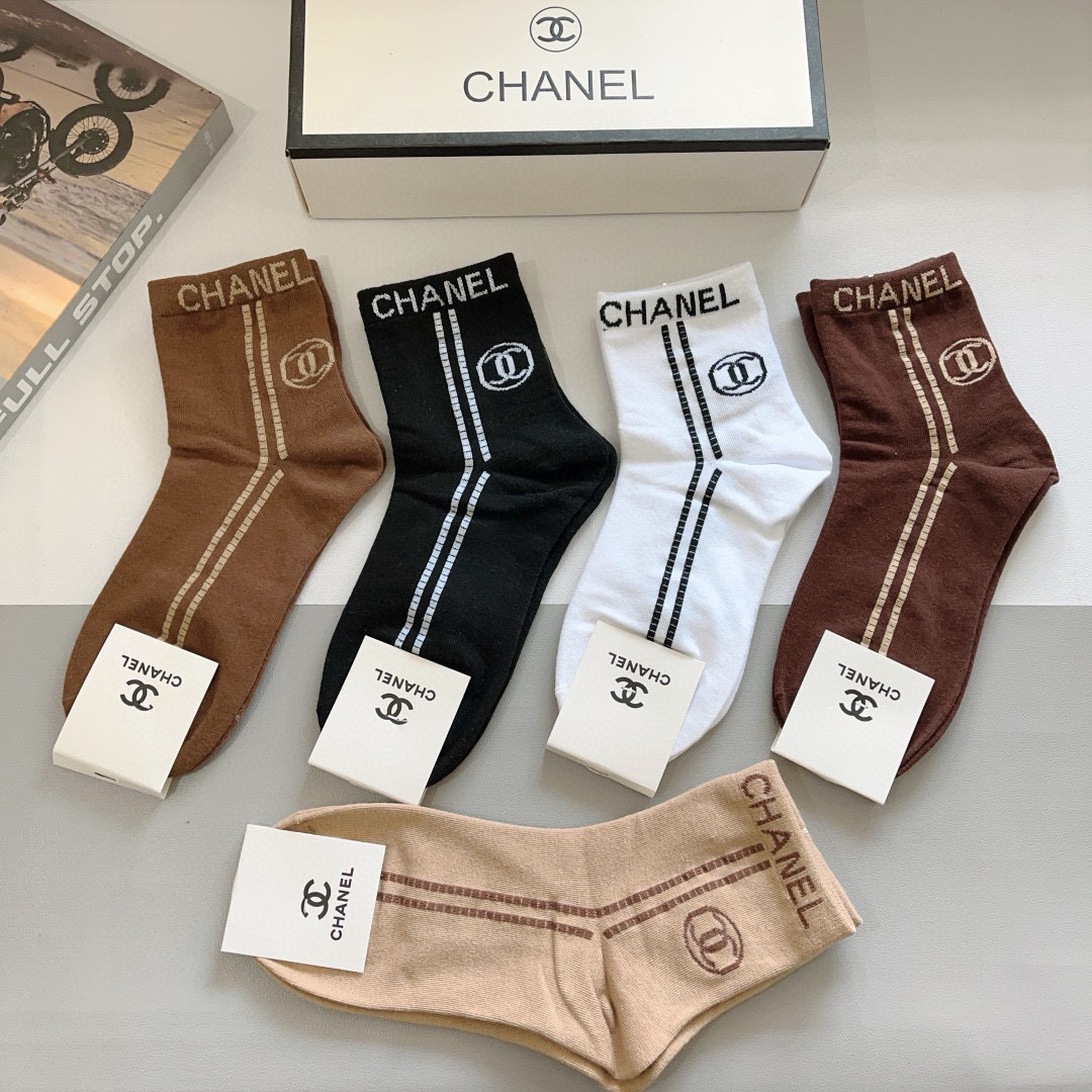 配包装（一盒5双）
CHANEL（香奈儿） 新款高端袜子！爆款字母专柜同步中筒袜，💛大牌出街，潮人必备。