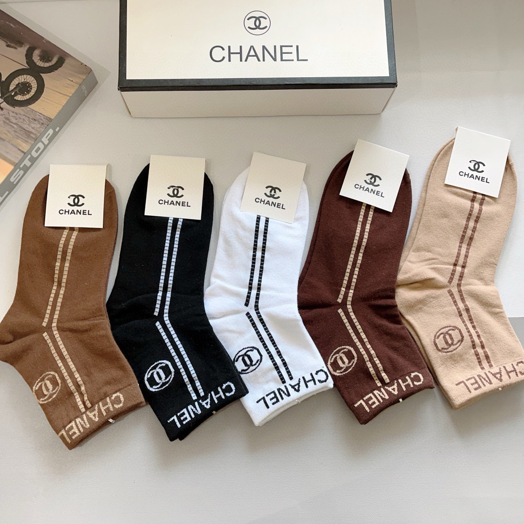 配包装（一盒5双）
CHANEL（香奈儿） 新款高端袜子！爆款字母专柜同步中筒袜，💛大牌出街，潮人必备。