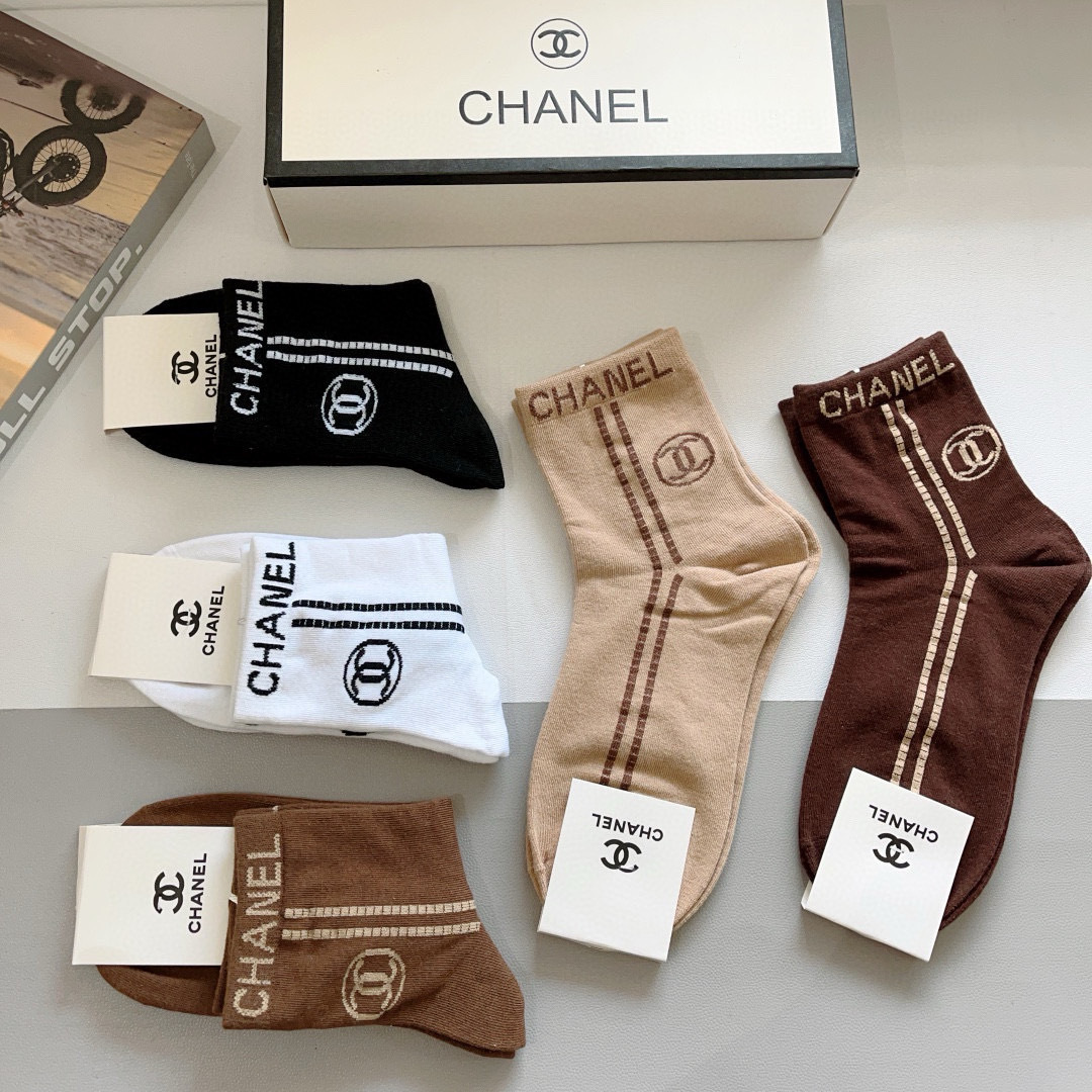 配包装（一盒5双）
CHANEL（香奈儿） 新款高端袜子！爆款字母专柜同步中筒袜，💛大牌出街，潮人必备。