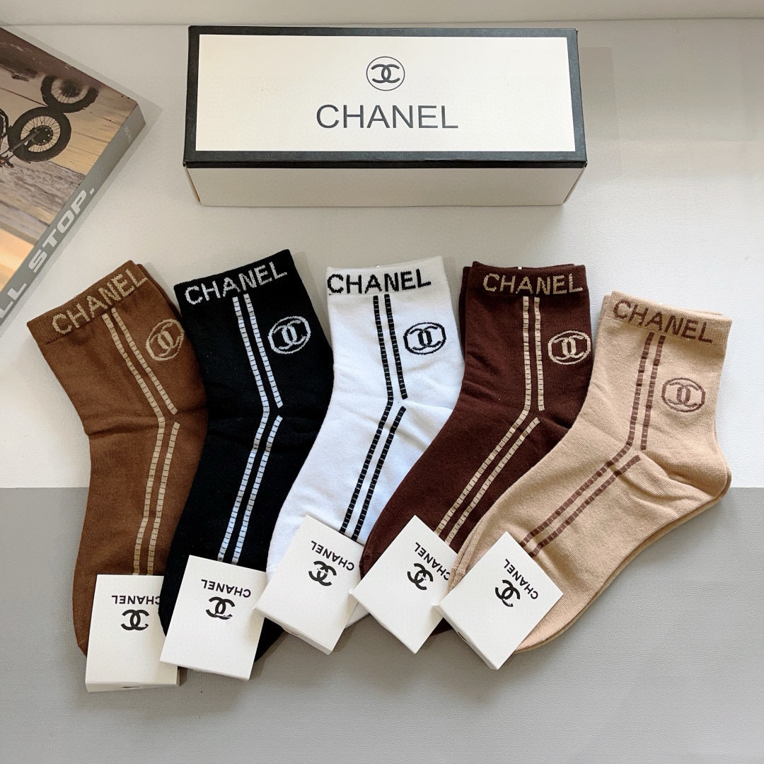 配包装（一盒5双）
CHANEL（香奈儿） 新款高端袜子！爆款字母专柜同步中筒袜，💛大牌出街，潮人必备。