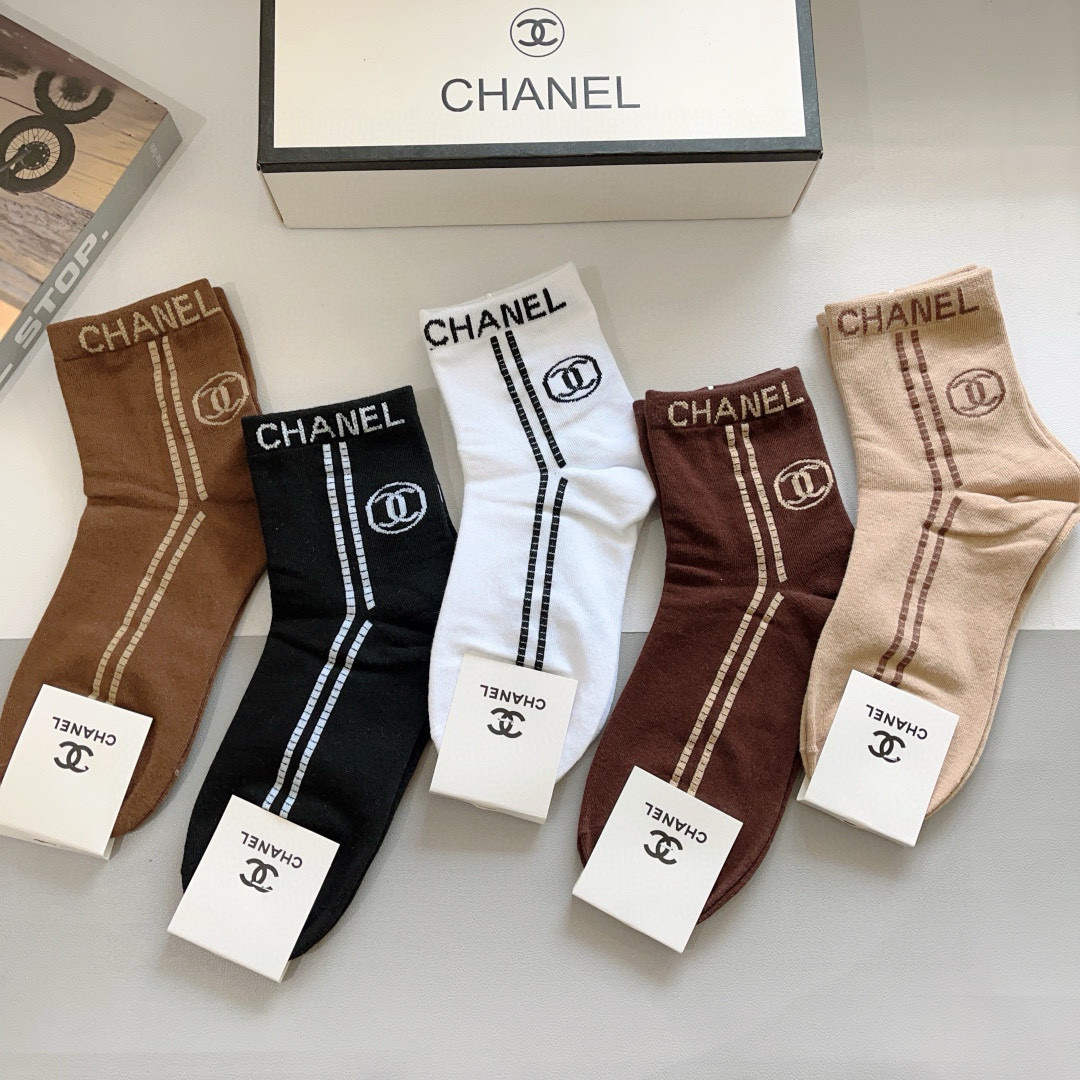 配包装（一盒5双）
CHANEL（香奈儿） 新款高端袜子！爆款字母专柜同步中筒袜，💛大牌出街，潮人必备。