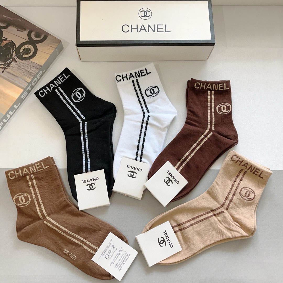 配包装（一盒5双）
CHANEL（香奈儿） 新款高端袜子！爆款字母专柜同步中筒袜，💛大牌出街，潮人必备。