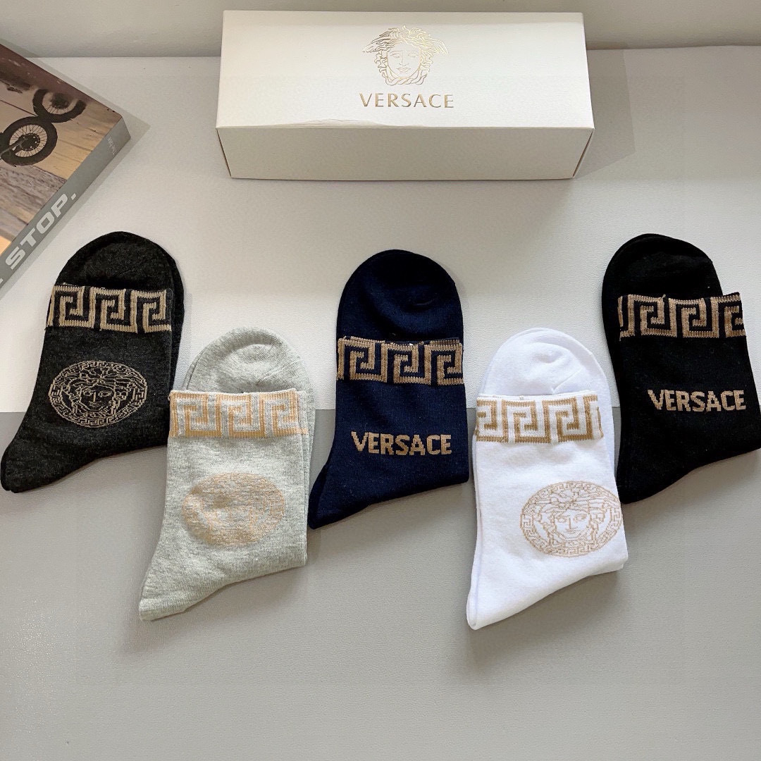 配包装【一盒五双】
欧美大牌 VERSACE范思哲袜子 欧美大牌中筒袜。🌟潮人必不能少的专柜代购品质长筒