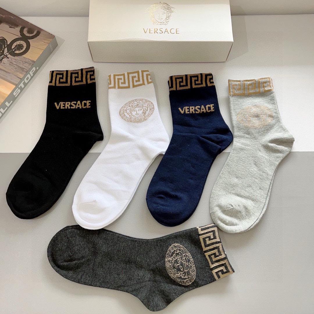 配包装【一盒五双】
欧美大牌 VERSACE范思哲袜子 欧美大牌中筒袜。🌟潮人必不能少的专柜代购品质长筒