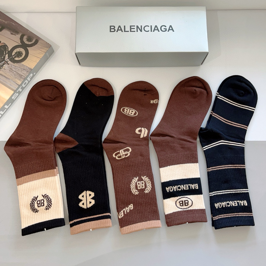配包装【一盒5双】
BALENCIAGA 巴黎世家高版本超级柔软长筒袜子。潮人必不可少的时尚专柜代购长筒