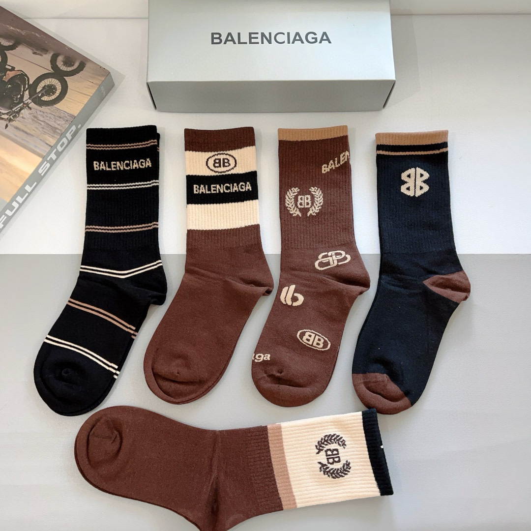 配包装【一盒5双】
BALENCIAGA 巴黎世家高版本超级柔软长筒袜子。潮人必不可少的时尚专柜代购长筒