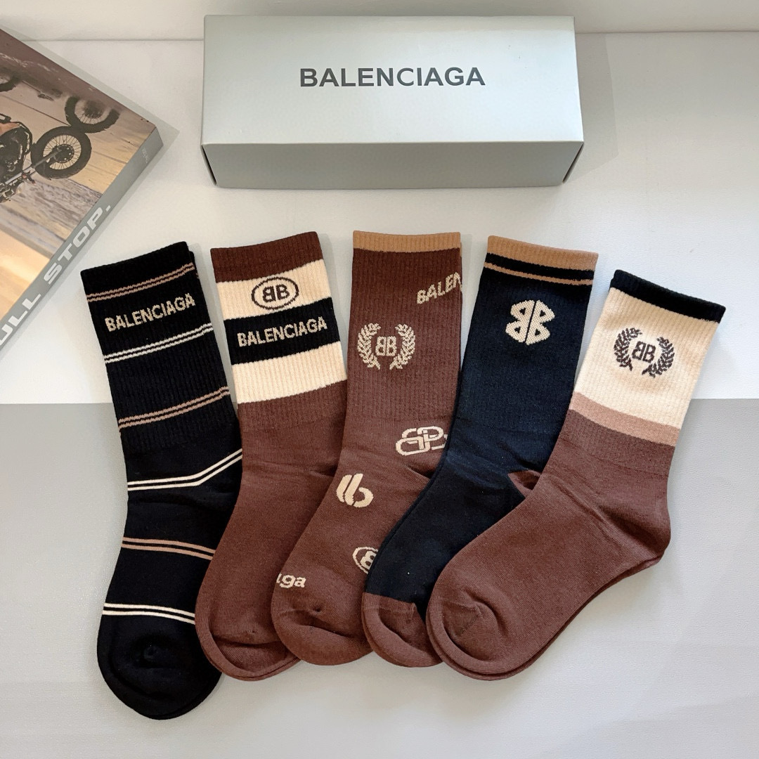 配包装【一盒5双】
BALENCIAGA 巴黎世家高版本超级柔软长筒袜子。潮人必不可少的时尚专柜代购长筒