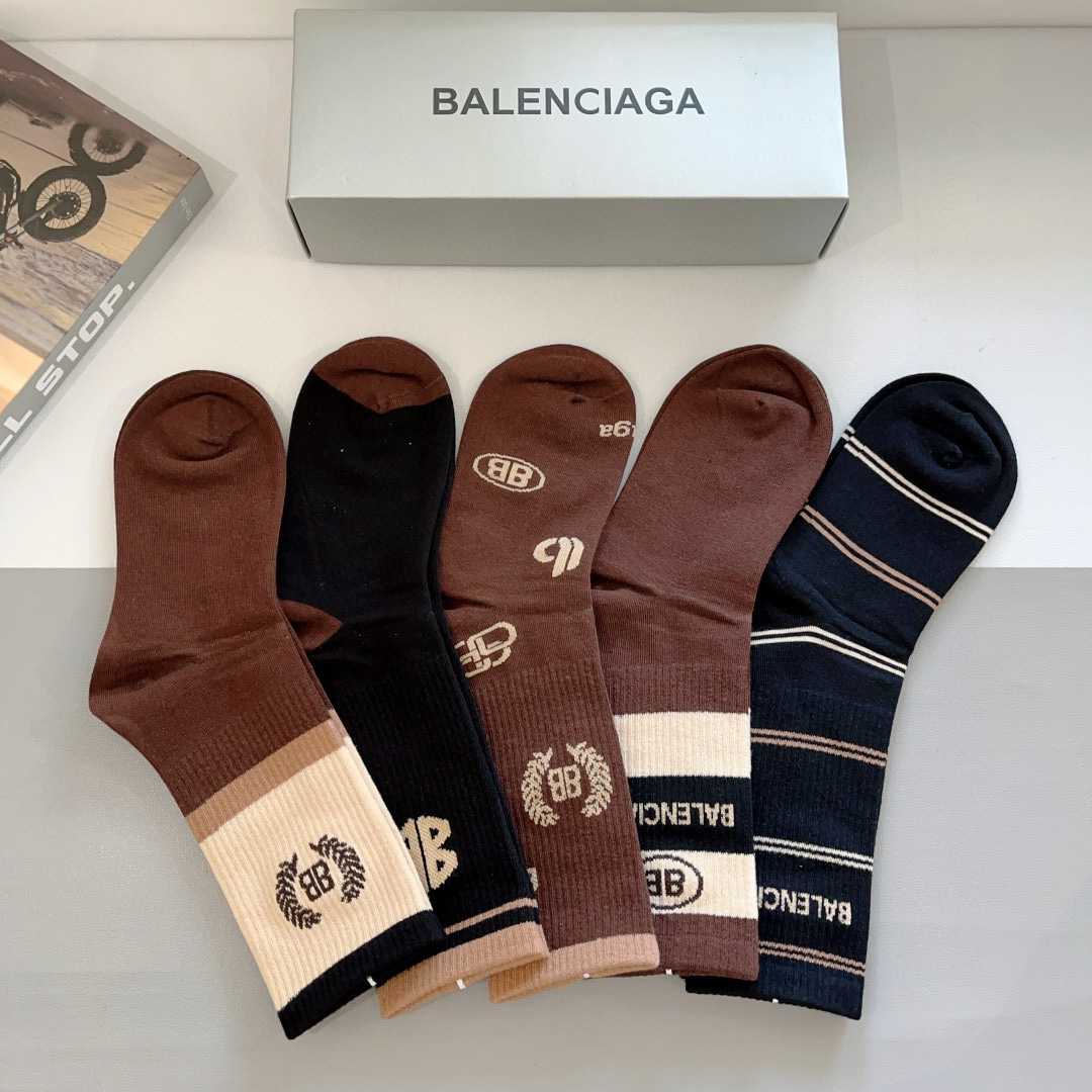 配包装【一盒5双】
BALENCIAGA 巴黎世家高版本超级柔软长筒袜子。潮人必不可少的时尚专柜代购长筒