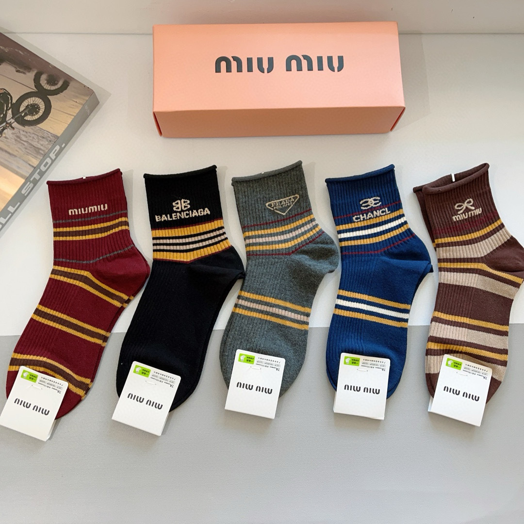 配包装【一盒5双】
miumiu · 缪缪 高品质。超级爆款网红中筒袜子❗️ins明星网红推荐❗️火爆至