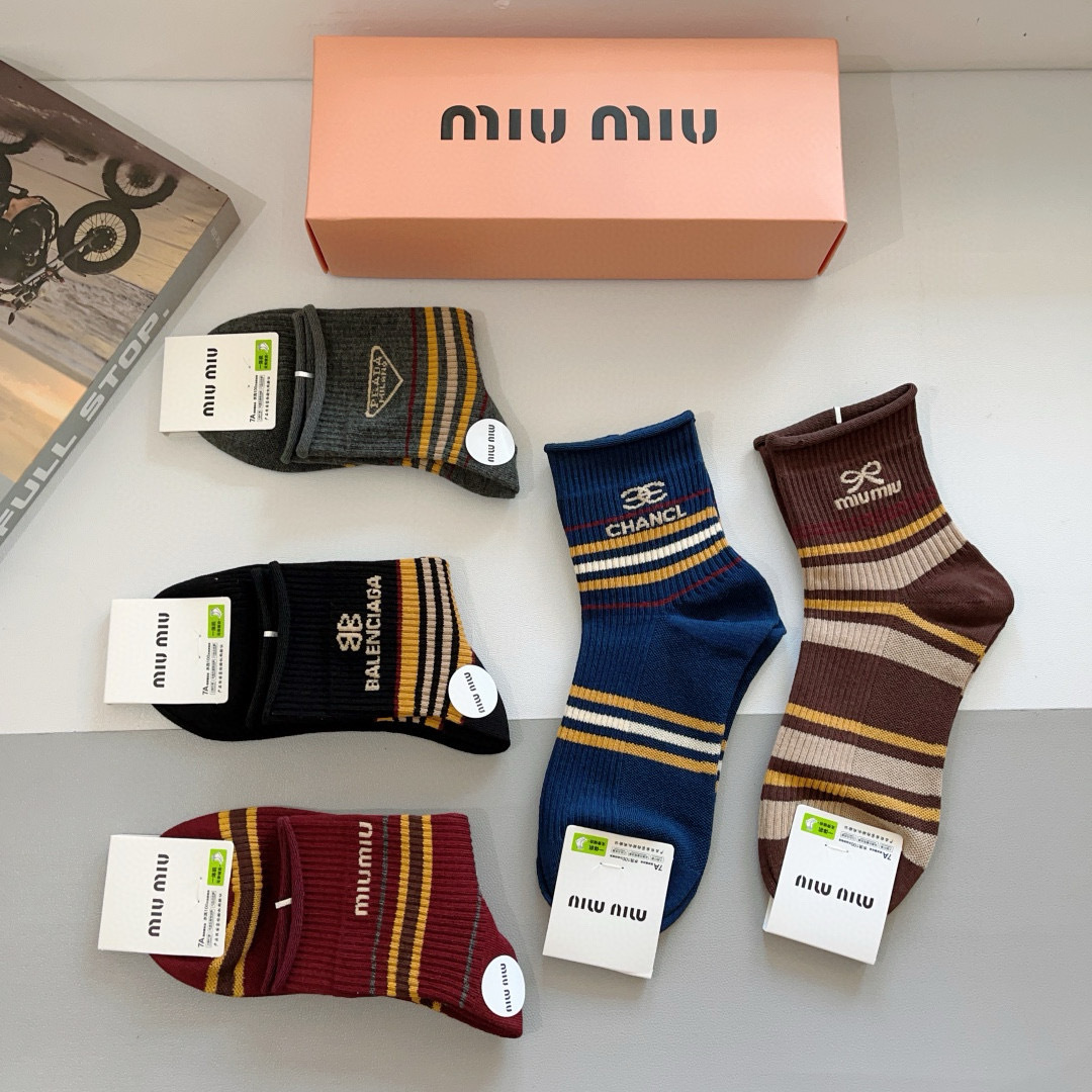 配包装【一盒5双】
miumiu · 缪缪 高品质。超级爆款网红中筒袜子❗️ins明星网红推荐❗️火爆至