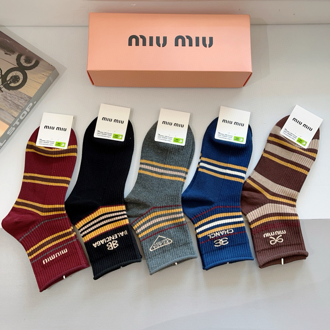 配包装【一盒5双】
miumiu · 缪缪 高品质。超级爆款网红中筒袜子❗️ins明星网红推荐❗️火爆至