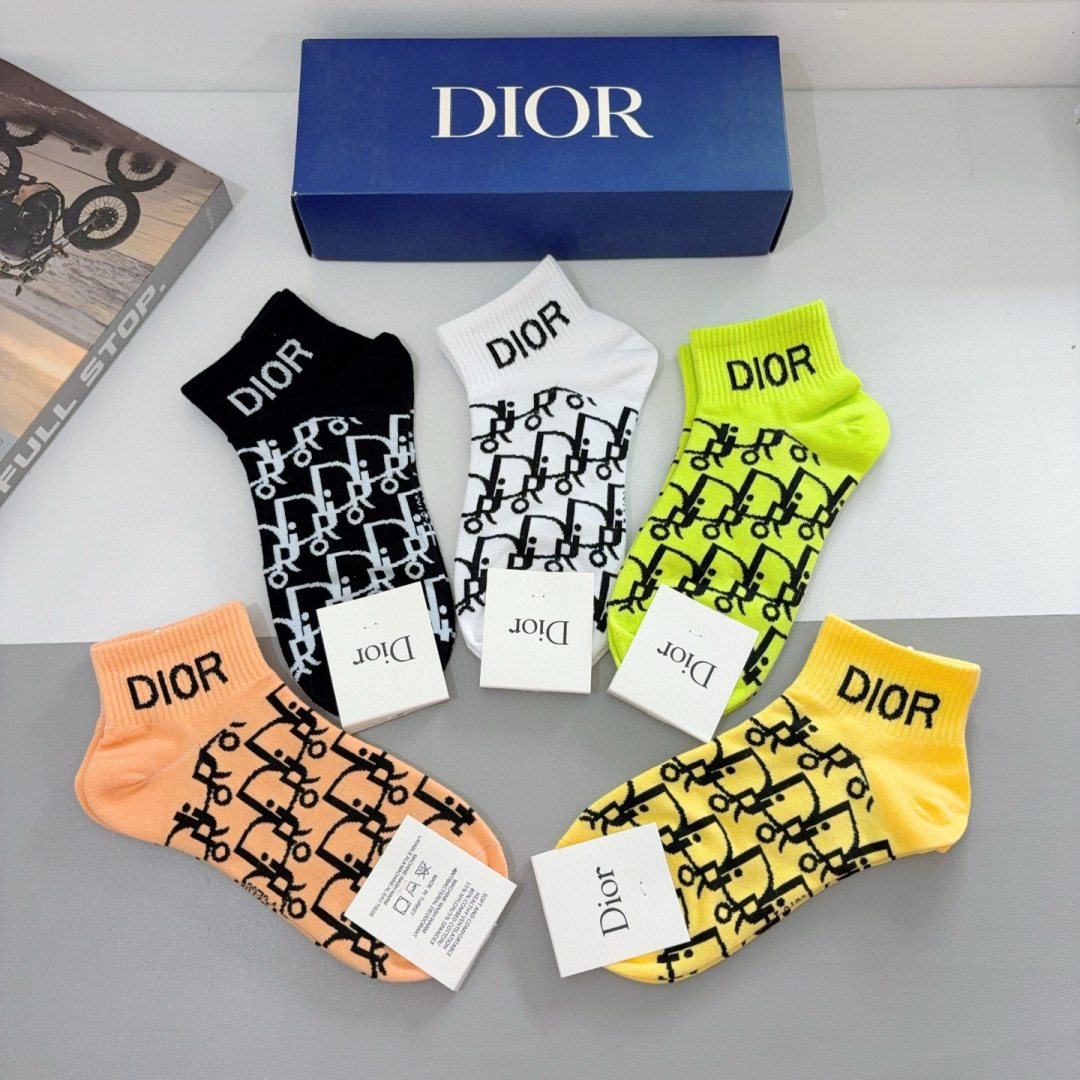 配包装（一盒5双） 
Dior 迪奥 新款短筒袜子！纯棉面料，火爆Ｄ图案，专柜同步袜子，💛大牌出街，潮人