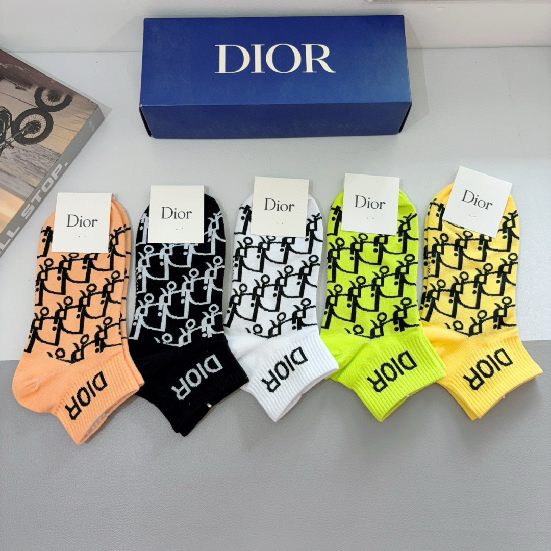 配包装（一盒5双） 
Dior 迪奥 新款短筒袜子！纯棉面料，火爆Ｄ图案，专柜同步袜子，💛大牌出街，潮人