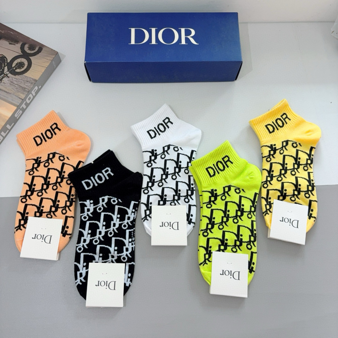 配包装（一盒5双） 
Dior 迪奥 新款短筒袜子！纯棉面料，火爆Ｄ图案，专柜同步袜子，💛大牌出街，潮人