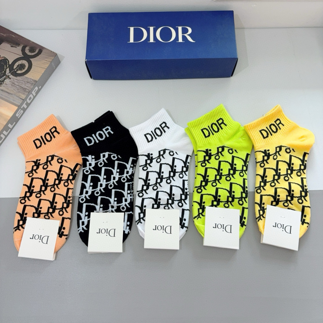 配包装（一盒5双） 
Dior 迪奥 新款短筒袜子！纯棉面料，火爆Ｄ图案，专柜同步袜子，💛大牌出街，潮人