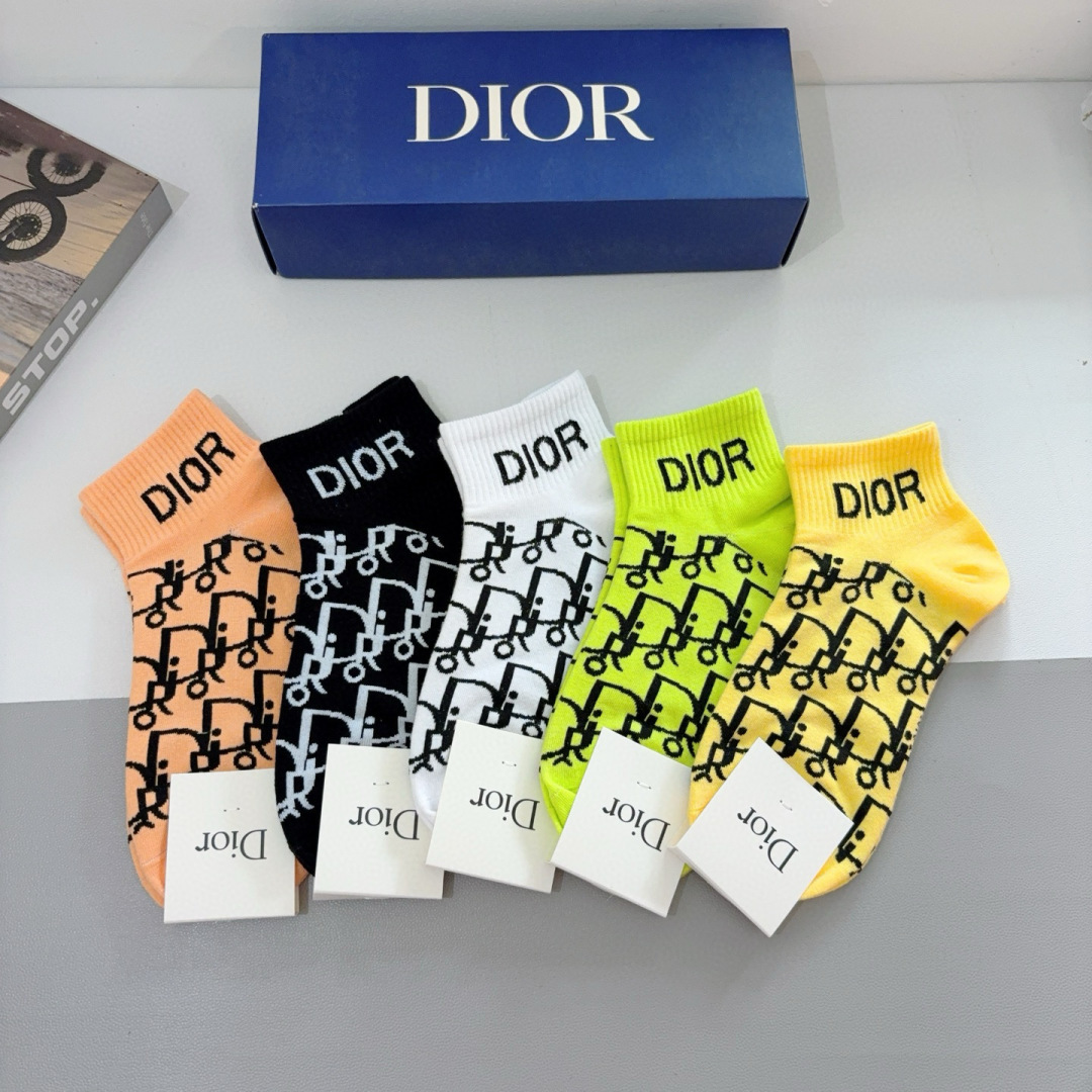 配包装（一盒5双） 
Dior 迪奥 新款短筒袜子！纯棉面料，火爆Ｄ图案，专柜同步袜子，💛大牌出街，潮人