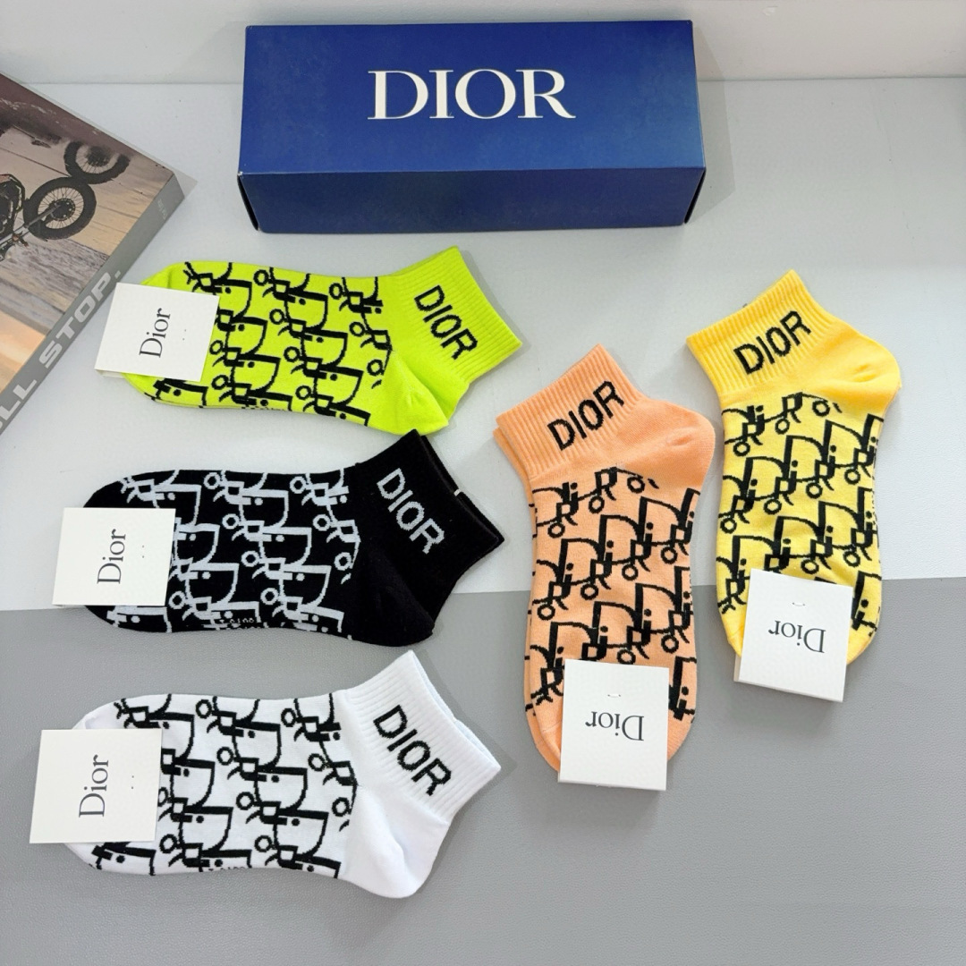 配包装（一盒5双） 
Dior 迪奥 新款短筒袜子！纯棉面料，火爆Ｄ图案，专柜同步袜子，💛大牌出街，潮人
