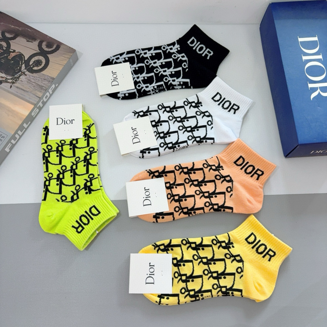 配包装（一盒5双） 
Dior 迪奥 新款短筒袜子！纯棉面料，火爆Ｄ图案，专柜同步袜子，💛大牌出街，潮人