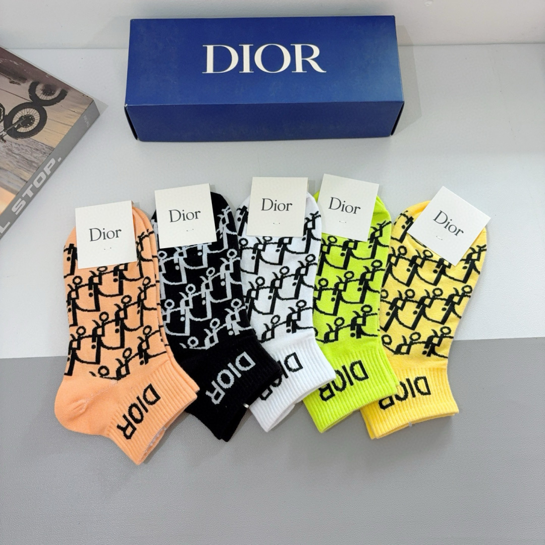 配包装（一盒5双） 
Dior 迪奥 新款短筒袜子！纯棉面料，火爆Ｄ图案，专柜同步袜子，💛大牌出街，潮人
