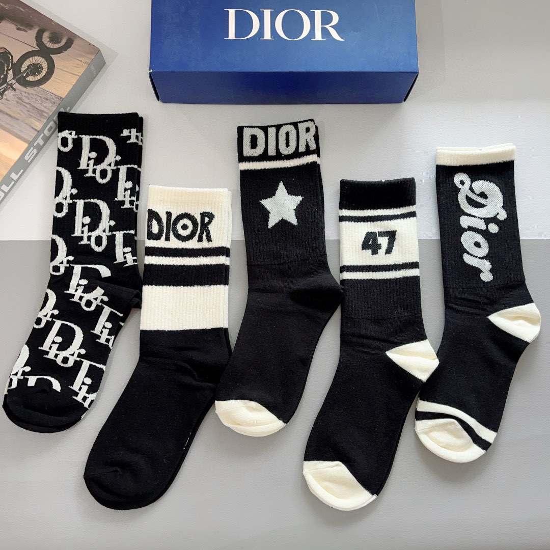 配包装（一盒5双）
Dior 迪奥 新款字母罗口长筒袜子！爆款字母专柜同步长筒袜，💛大牌出街，潮人必备。