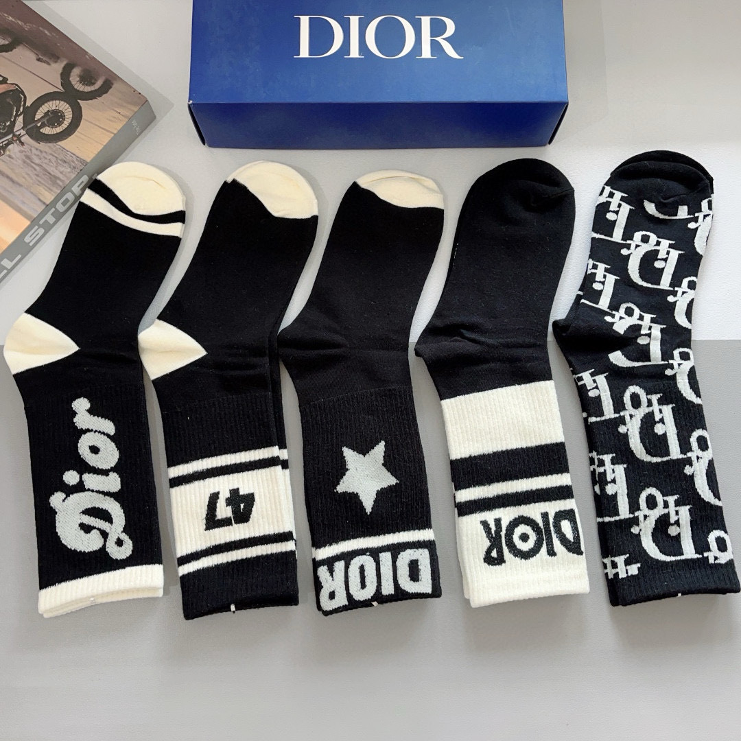 配包装（一盒5双）
Dior 迪奥 新款字母罗口长筒袜子！爆款字母专柜同步长筒袜，💛大牌出街，潮人必备。