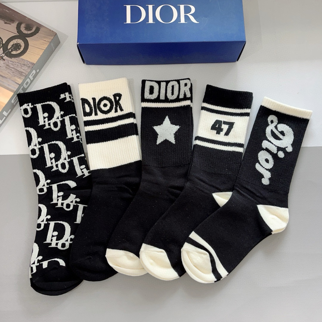配包装（一盒5双）
Dior 迪奥 新款字母罗口长筒袜子！爆款字母专柜同步长筒袜，💛大牌出街，潮人必备。