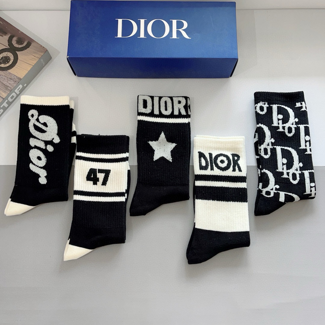 配包装（一盒5双）
Dior 迪奥 新款字母罗口长筒袜子！爆款字母专柜同步长筒袜，💛大牌出街，潮人必备。