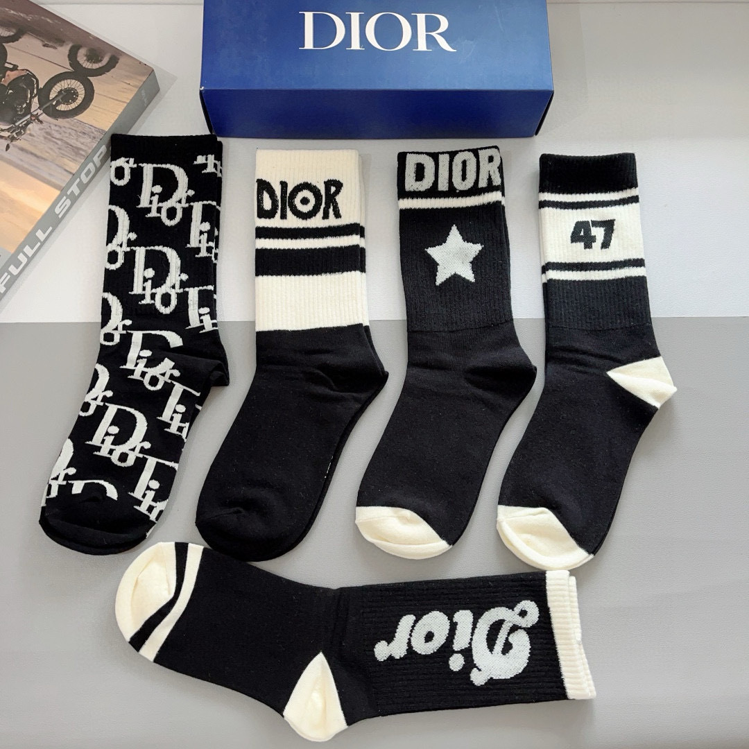 配包装（一盒5双）
Dior 迪奥 新款字母罗口长筒袜子！爆款字母专柜同步长筒袜，💛大牌出街，潮人必备。