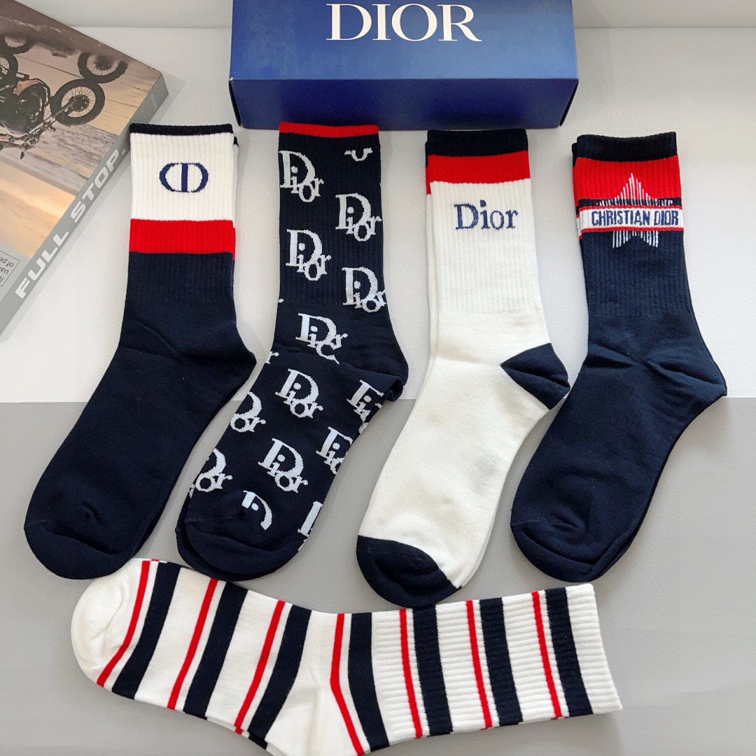 配包装（一盒5双）
Dior 迪奥 新款小腿袜子！纯棉面料，火爆Ｄ图案，专柜同步长筒袜子，💛大牌出街，潮