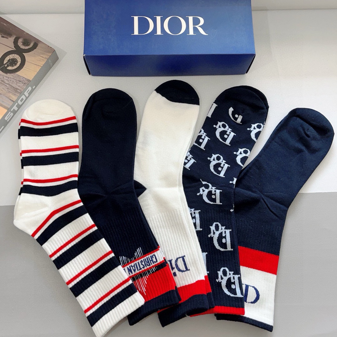 配包装（一盒5双）
Dior 迪奥 新款小腿袜子！纯棉面料，火爆Ｄ图案，专柜同步长筒袜子，💛大牌出街，潮