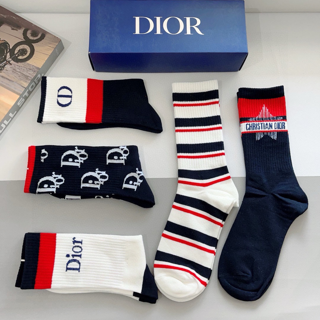 配包装（一盒5双）
Dior 迪奥 新款小腿袜子！纯棉面料，火爆Ｄ图案，专柜同步长筒袜子，💛大牌出街，潮