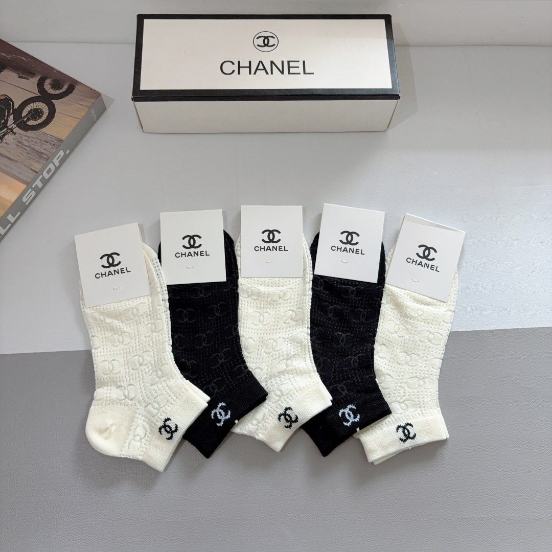 配包装（一盒5双） 
🌟 CHANEL （香奈儿）新款竹棉透气船袜，潮人必备款袜子 超柔软材质，舒适透气