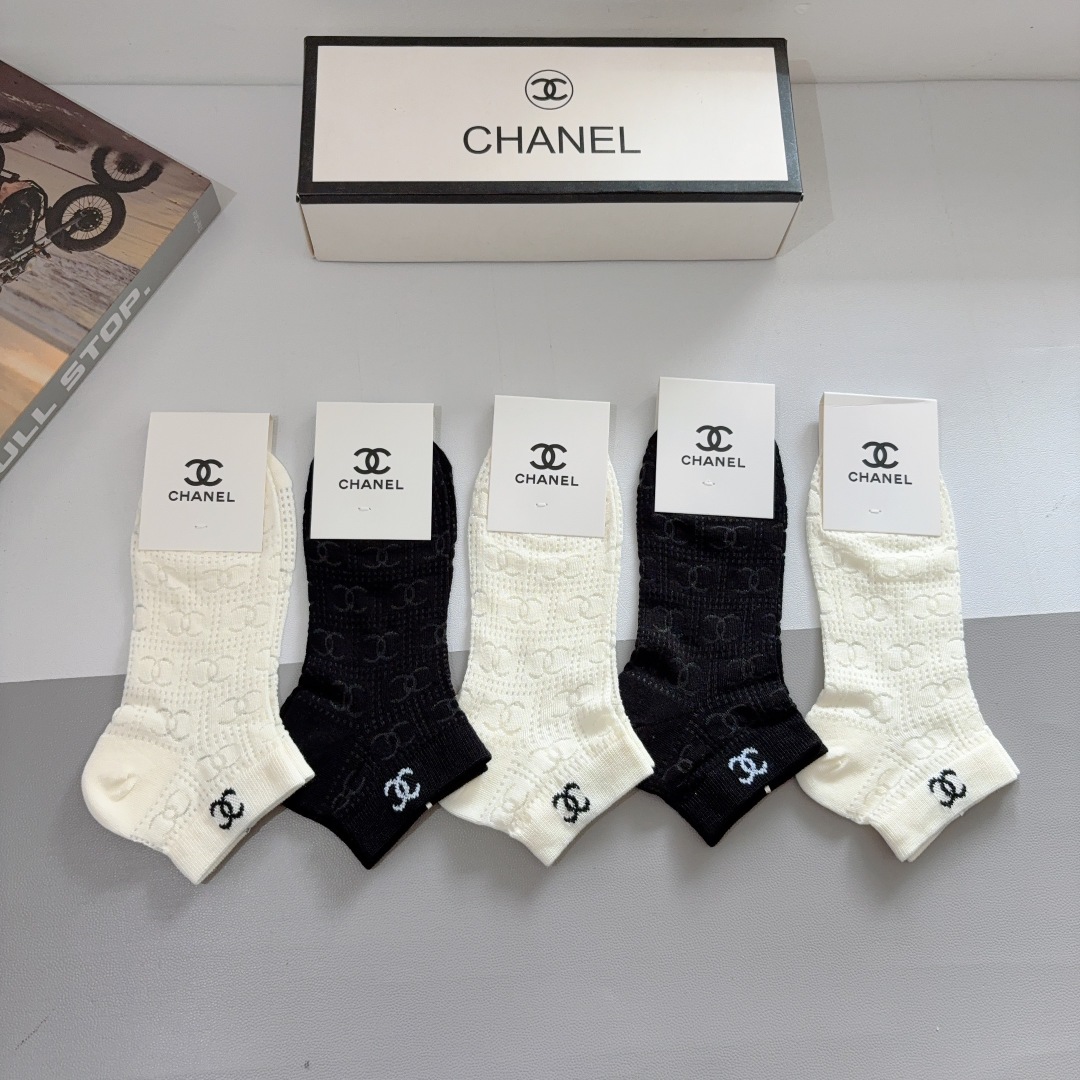 配包装（一盒5双） 
🌟 CHANEL （香奈儿）新款竹棉透气船袜，潮人必备款袜子 超柔软材质，舒适透气