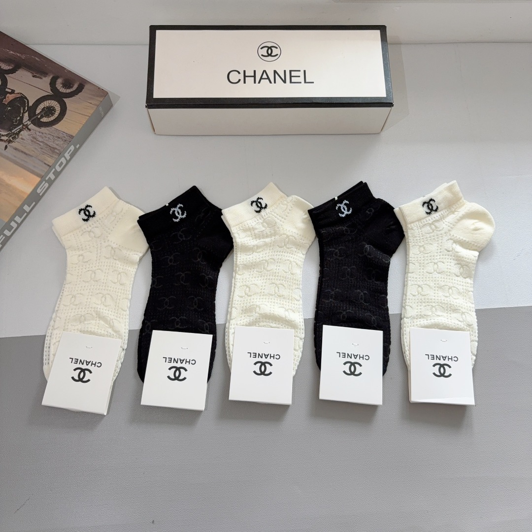 配包装（一盒5双） 
🌟 CHANEL （香奈儿）新款竹棉透气船袜，潮人必备款袜子 超柔软材质，舒适透气