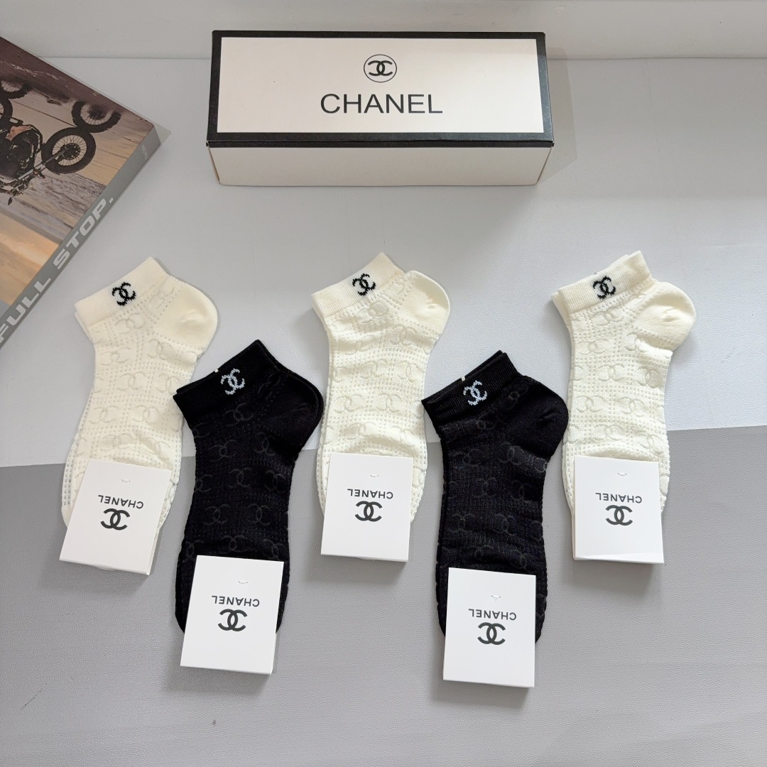 配包装（一盒5双） 
🌟 CHANEL （香奈儿）新款竹棉透气船袜，潮人必备款袜子 超柔软材质，舒适透气