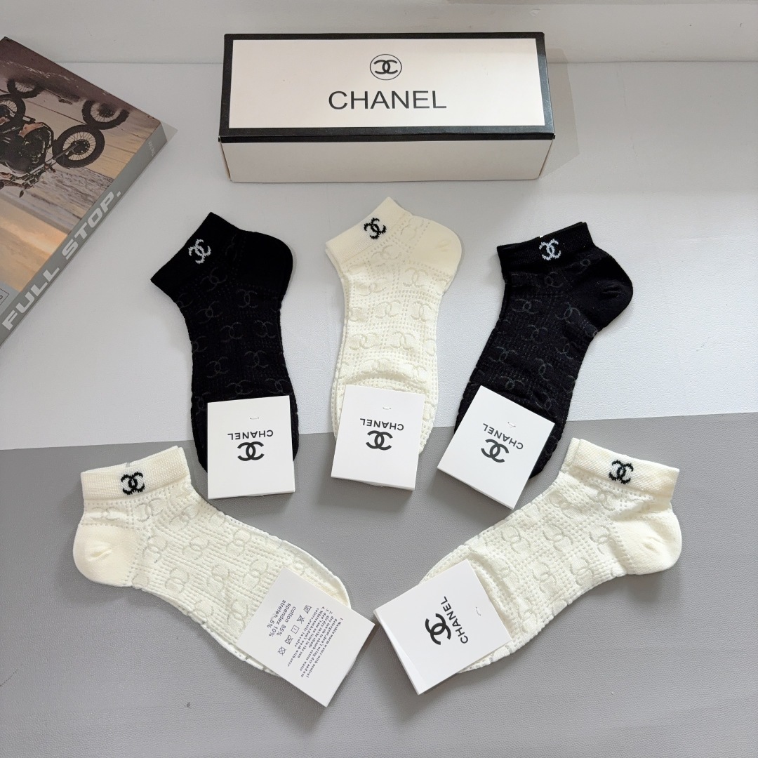 配包装（一盒5双） 
🌟 CHANEL （香奈儿）新款竹棉透气船袜，潮人必备款袜子 超柔软材质，舒适透气