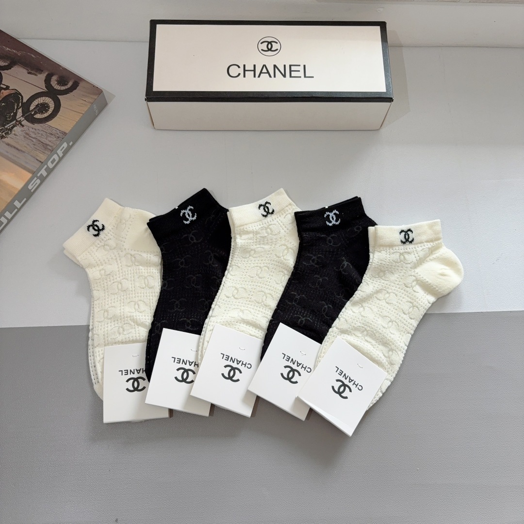 配包装（一盒5双） 
🌟 CHANEL （香奈儿）新款竹棉透气船袜，潮人必备款袜子 超柔软材质，舒适透气