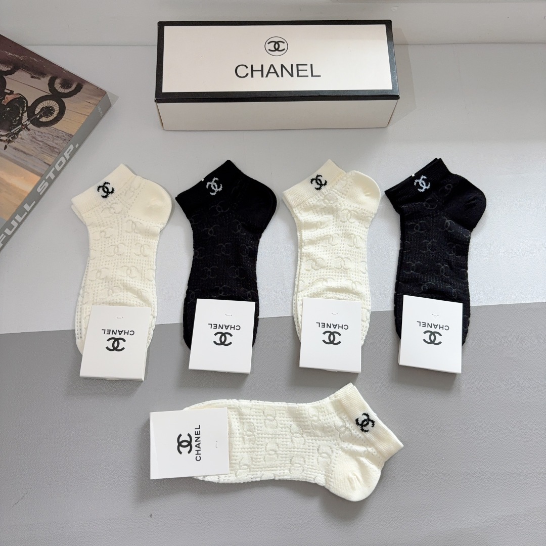 配包装（一盒5双） 
🌟 CHANEL （香奈儿）新款竹棉透气船袜，潮人必备款袜子 超柔软材质，舒适透气