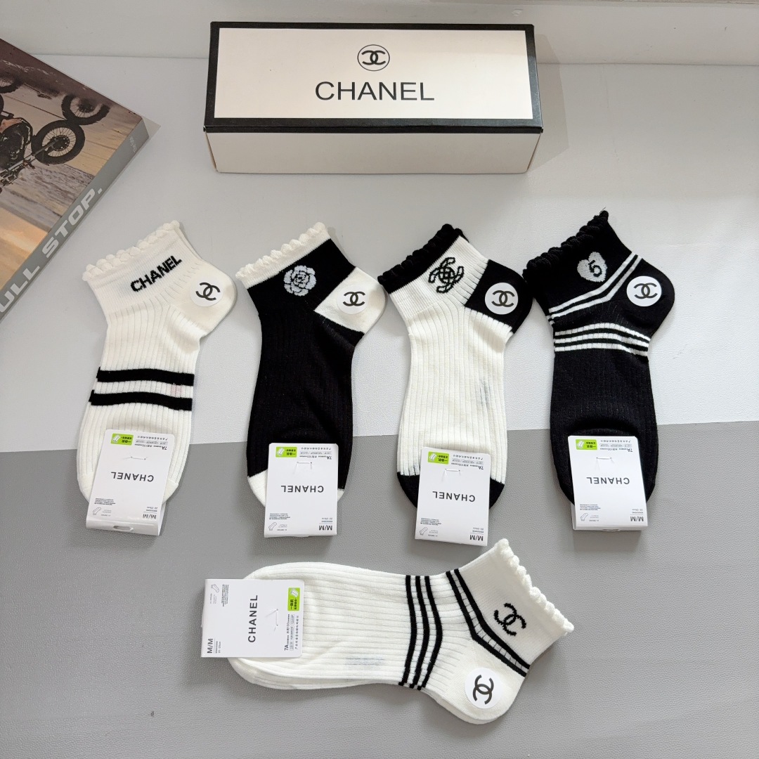 配包装（一盒5双）
CHANEL 香奈儿经典袜子❗️高版本纯棉材质柔软，秒杀市场普通货，经典的双C图案l